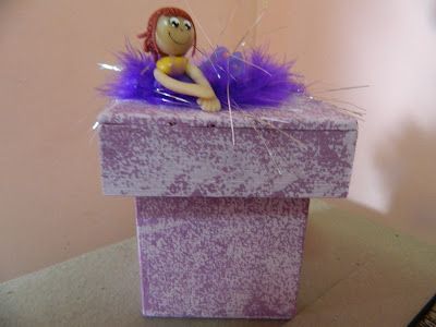 Caixa pequena com boneca em biscuit.