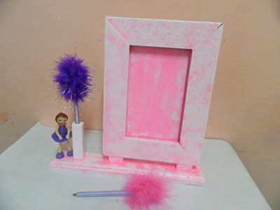 Porta-retrato com porta-caneta.