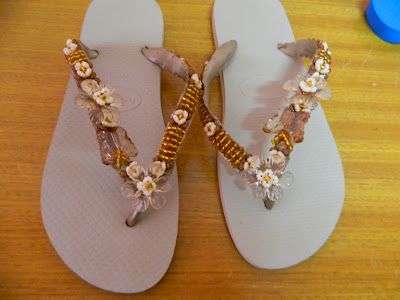 Chinelo Havaianas bordado com miçangas.