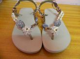 Sandália feita de chinelo Havaianas com miçangas.