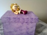 Caixa com boneca em biscuit.