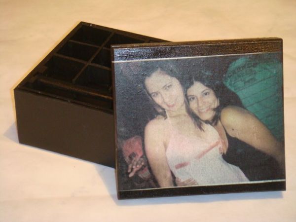 Caixa com divisórias e decoupagem de foto colorida.