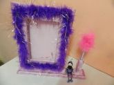 Porta-retrato com porta-caneta e pompom.