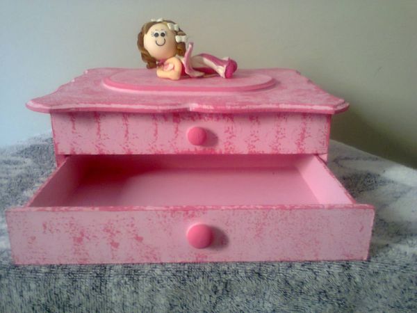 Porta-Jóias com 2 gavetas e boneca de biscuit.