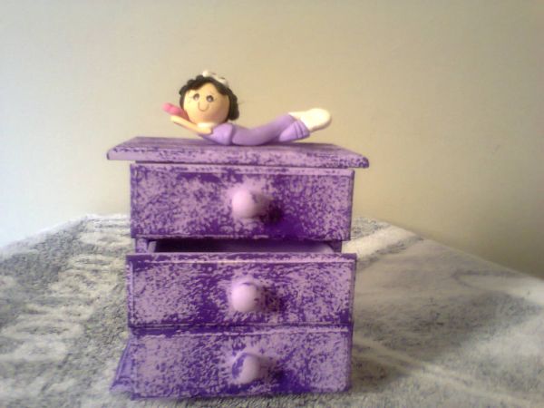 Porta-trecos com 3 gavetas e boneca em biscuit.