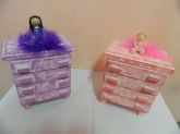 Porta-trecos com 4 gavetas e boneca em biscuit.