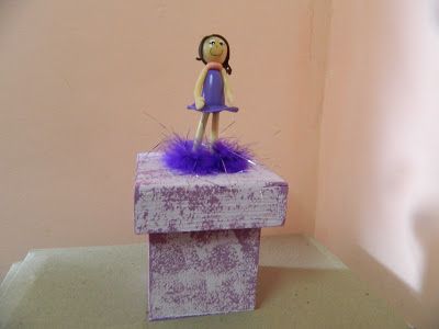 Caixa pequena com boneca em biscuit.