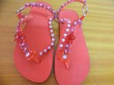 Sandália feita de chinelo Havaianas com miçangas.