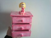 Porta-trecos com 3 gavetas e boneca em biscuit.