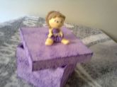 Caixa pequena com boneca em biscuit.