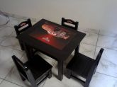 Mesinha com 4 cadeiras. Decorada.
