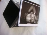 Caixa com decoupagem de fotos preto e branco.
