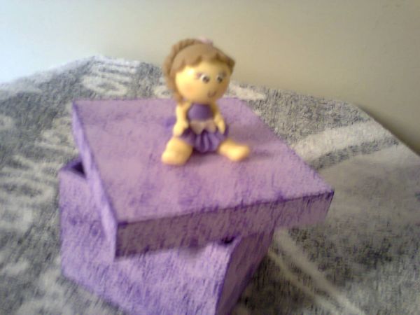 Caixa pequena com boneca em biscuit.