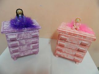 Porta-trecos com 4 gavetas e boneca em biscuit.