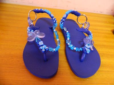 Sandália feita de chinelo Havaianas com miçangas.