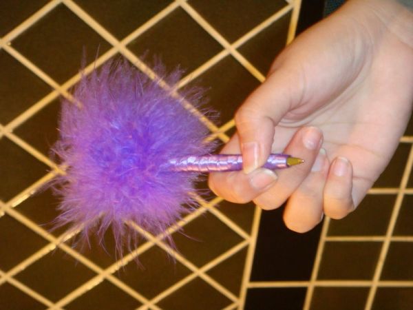 Caneta com pompom.
