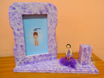 Porta-retrato com porta-caneta.