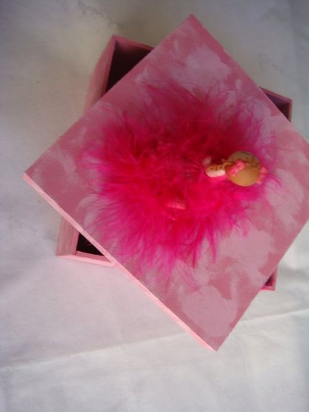 Caixa com boneca em biscuit e pompom.