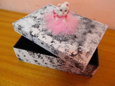Caixa com gatinha em biscuit e pompom.