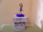 Caixa pequena com boneca em biscuit.