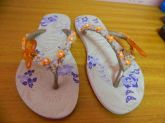 Chinelo Havaianas bordado com miçangas.